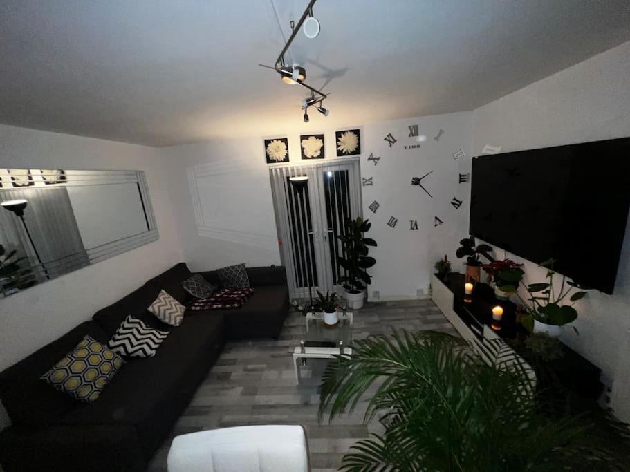 Apartment 1-bed Flat With Fast Wi-fi In Prime Location 15mins From London