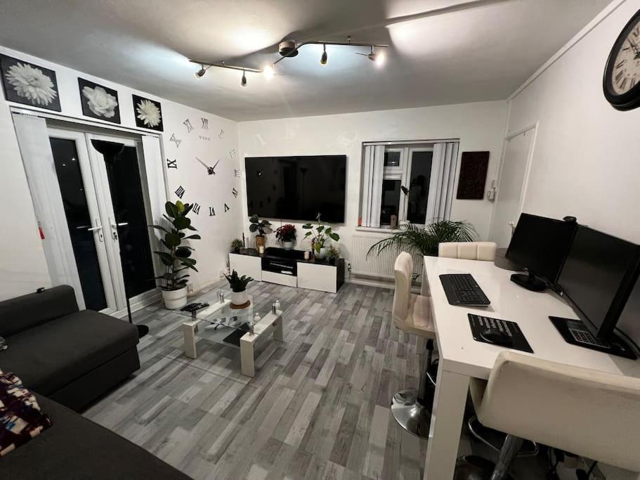 Appartamento 1-bed Flat With Fast Wi-fi In Prime Location 15mins From